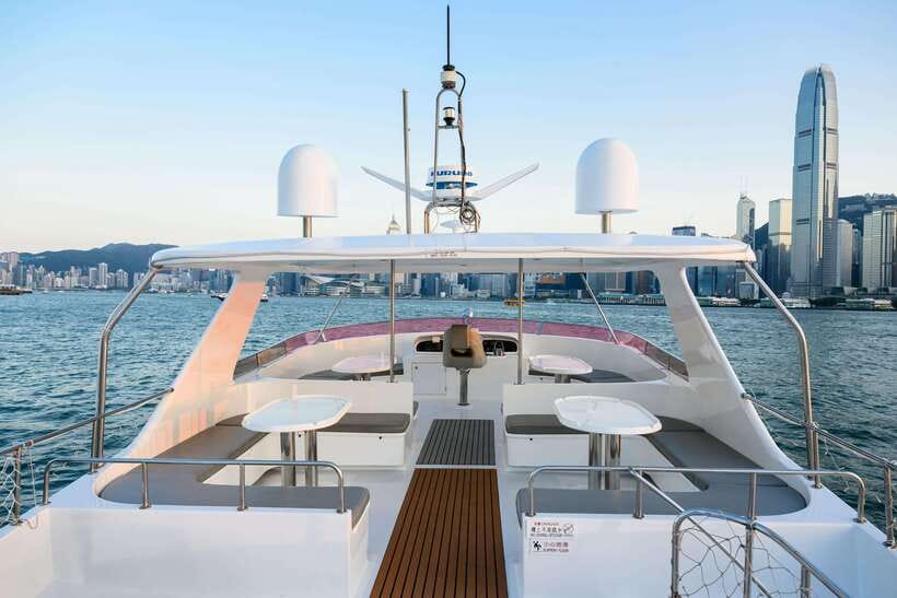 Hong Kong: Victoria Harbour Evening Cruise with Drinks - The Value of Drinks and Atmosphere