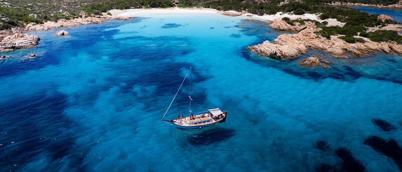 La Maddalena: tour of the islands and lunch aboard the Dolce Vita sailing ship. - Key Points