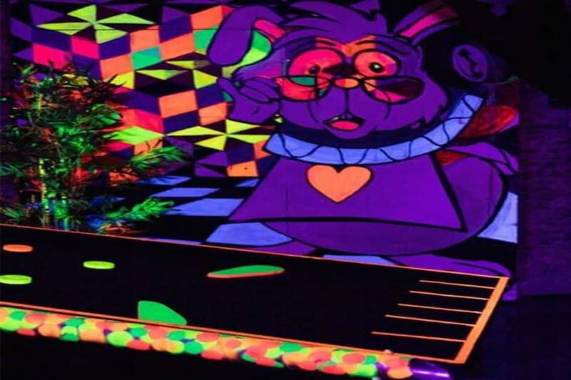 Lisbon: 18-Hole Indoor Minigolf Ticket with Bar Area - The Course and Play Experience