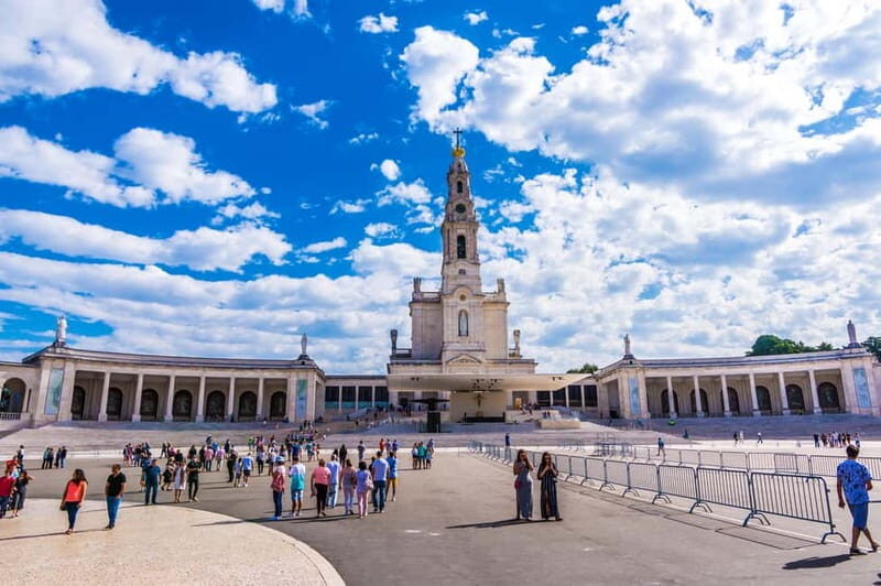Lisbon: Fátima, Batalha, Nazaré and Óbidos Small-Group Tour - Transportation and Group Size
