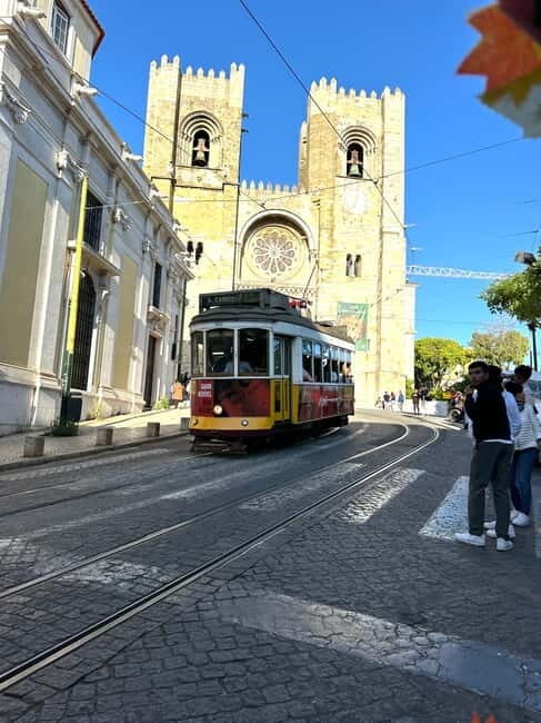 Lisbon sightseeing Big OVERVIEW (4h) Tuk Tuk city Tour - Introduction: An Engaging Way to Discover Lisbon