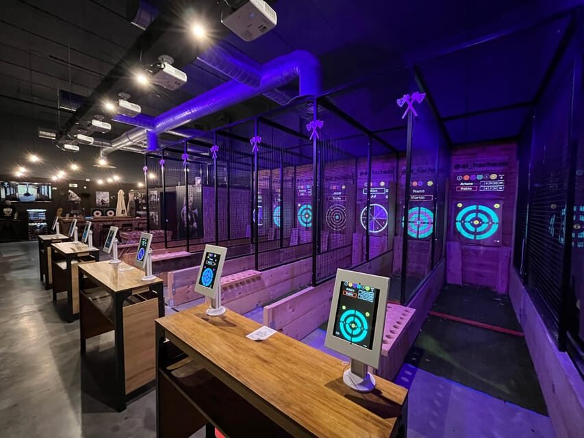 Madrid Atocha : Interactive Axe Throwing 1h - What to Expect During Your Axe Throwing Session  