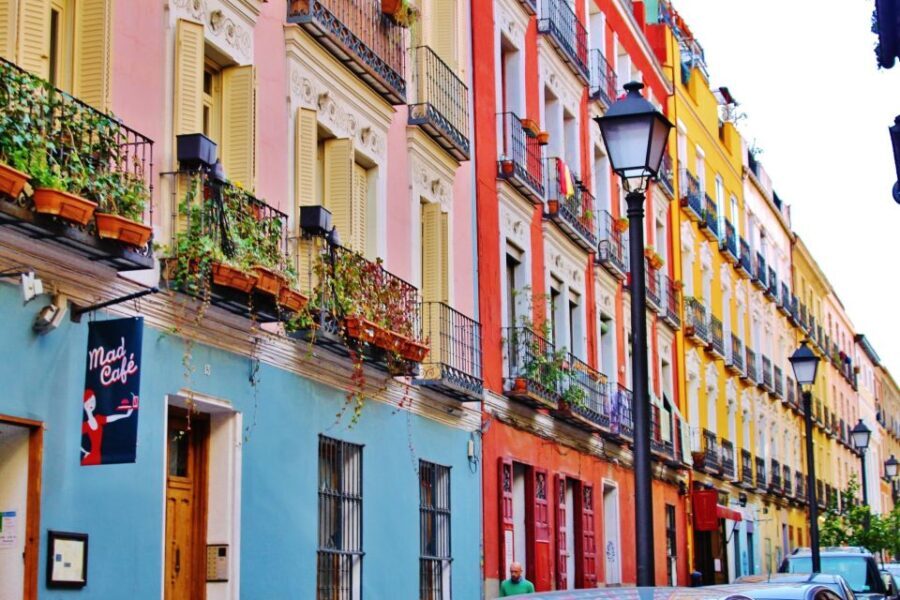 Madrid Historical Centre & Old Town Walking Tour in French - What Makes This Tour Stand Out?