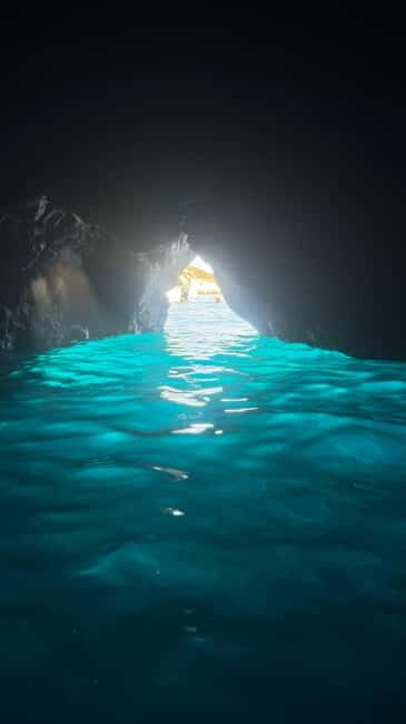 Makarska: Private halfday boat tour ,Hvar,small blue Cave - The 50-Minute Speedboat Ride to Mala Stiniva Beach