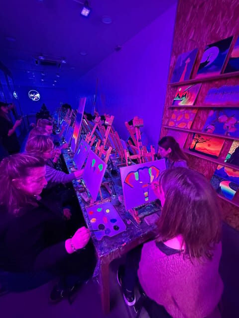 Málaga: Wine Gogh Glow Academy Paint and Sip Class - Why This Experience Works