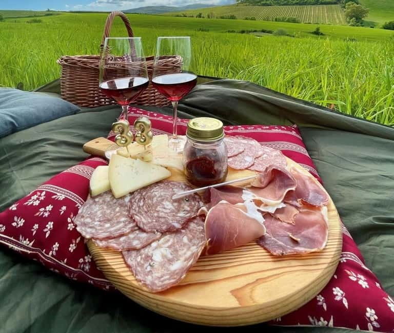 Montalcino: exclusive vineyard picnic with wine - The Setting and Atmosphere