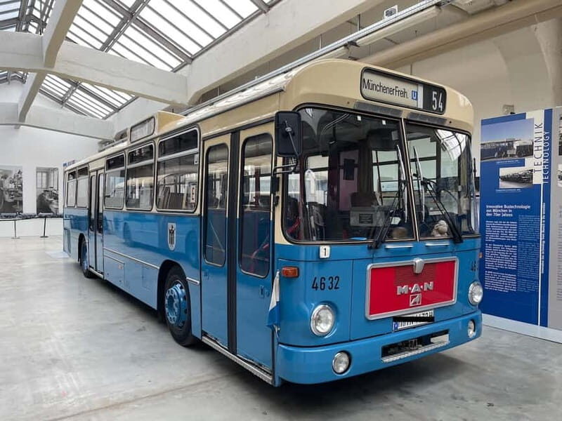 Munich: Vintage Beer Bus Sightseeing with Free Drinks - Exploring Munich’s Iconic Sights