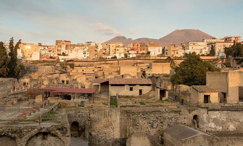 Naples: Pompeii & Herculaneum Tour w/Lunch and Wine Tasting - Exploring Pompeii: Walking Through a Time Capsule
