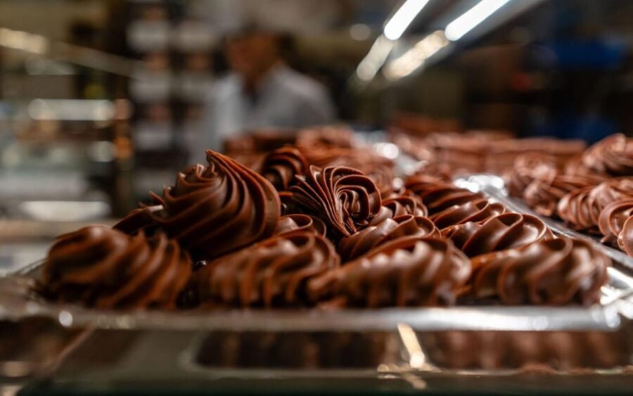 Oviedo : Tour with tasting of Moscovitas and other Asturian sweets - The First Stop: Pastelería Ovetus