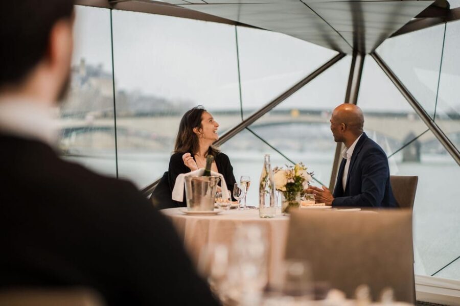 Paris : Valentine's Day Diner Cruise on the Seine river - FAQ
