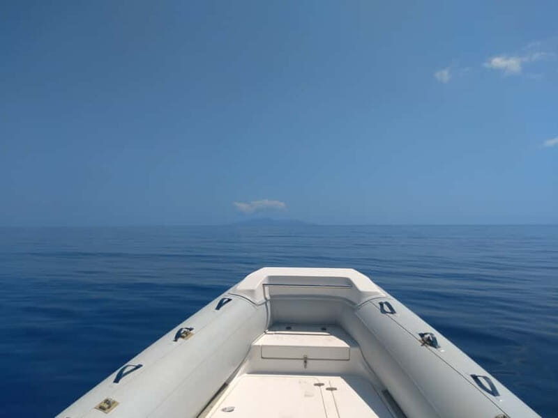 Private, fully customizable cruise in Santorini's caldera - Navigating Santorini’s Iconic Sites