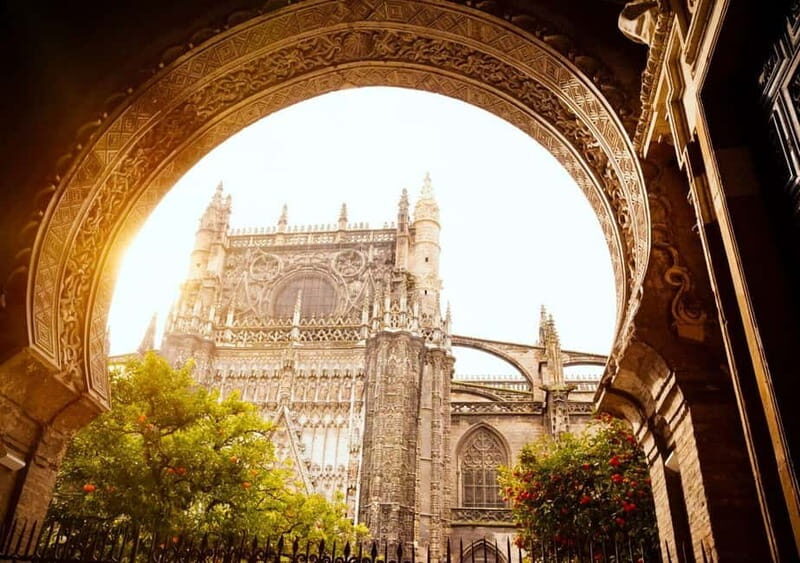 Private Seville: exclusive tour of Santa Cruz and the historic center - The value of a private guided tour in Seville