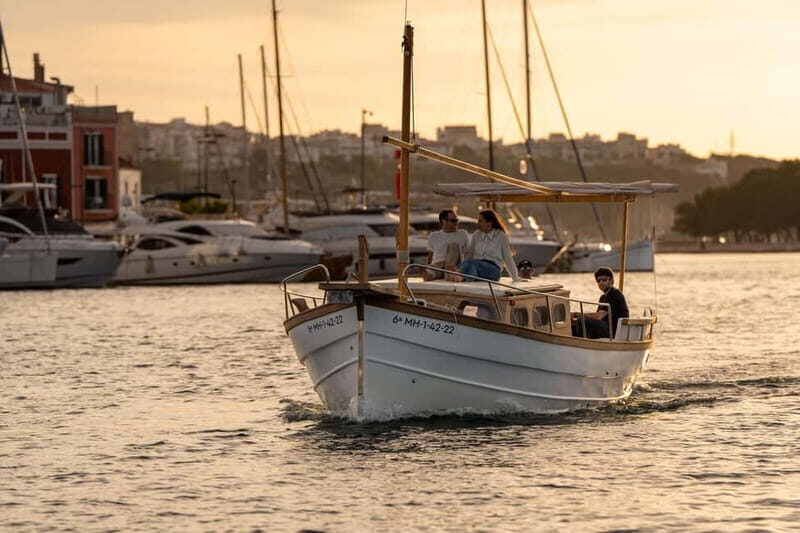 Romantic private tour of the Port of Mahón - Classic Llaut - An In-Depth Look at the Experience