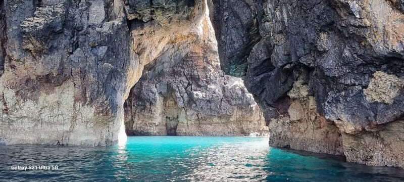Sesimbra: Private Boat - Beach and Caves - The Value of a Short, Intimate Adventure