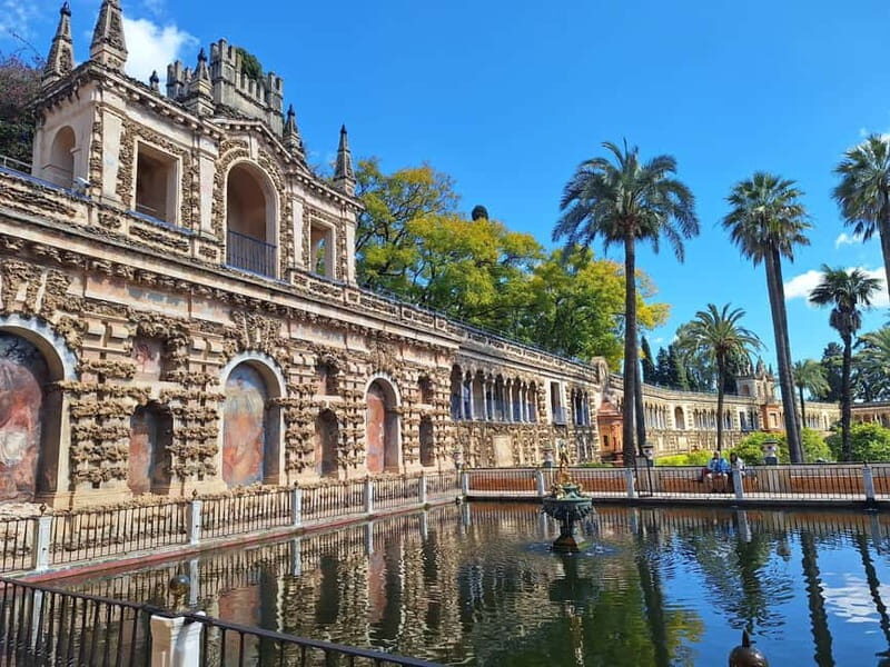 Seville: Guided visit to the Alcázar, Cathedral and Giralda - Starting Point and Meeting Spot