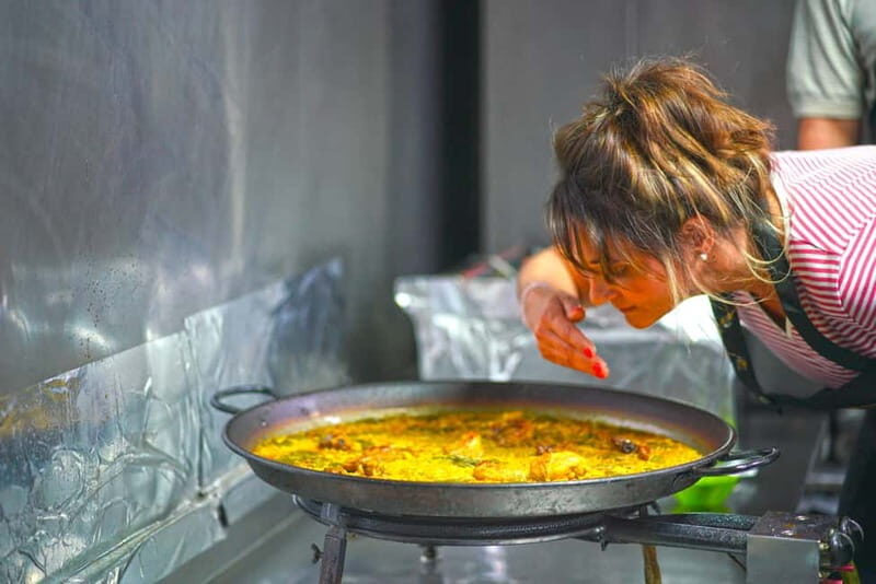 Valencia: Traditional Paella Cooking Class and Dinner - Why This Experience Works