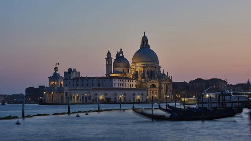 Venice: Night Guided Walking Tour of the City's Highlights - Walking Through Venetian History and Culture