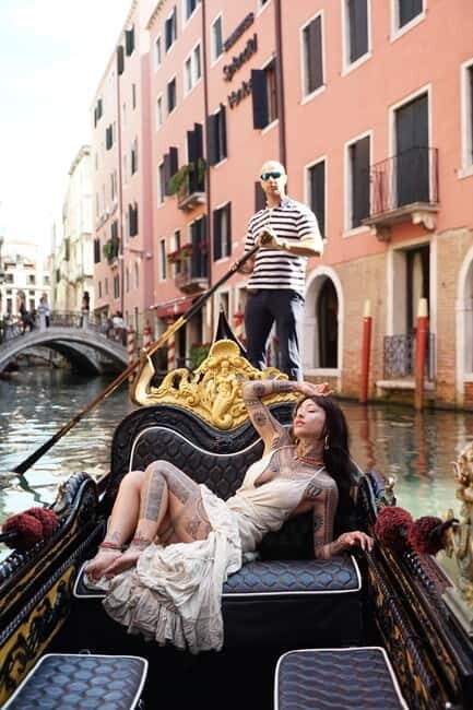 Venice: Photo Session in a Gondola - Detailed Breakdown of the Experience