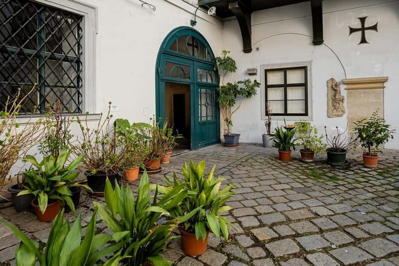 Vienna: Hidden courtyards Guided walking tour - The Experience in Detail