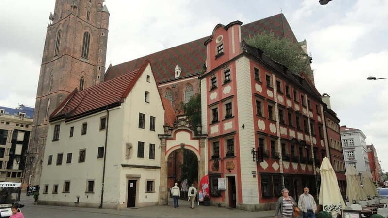 Wroclaw: Old Town, Ostrów Tumski, and Dwarves Guided Tour - The Market Square and Its Vibrant Atmosphere