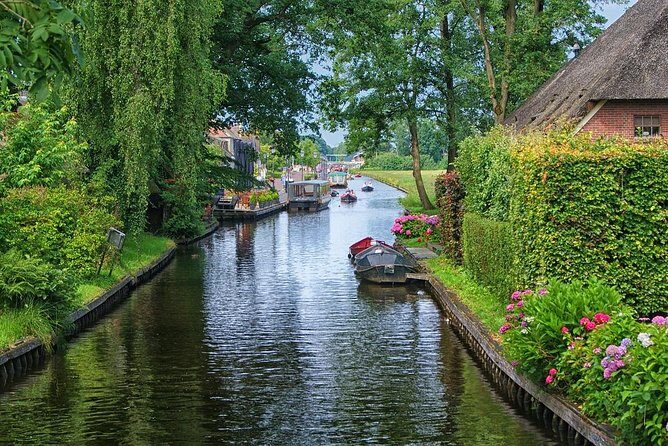 Sightseeing Keukenhof Tulip fields, Giethoorn tour from Amsterdam - The Sum Up