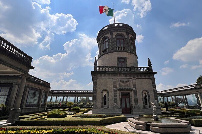 100% private tour in Chapultepec Castle & around (with transport) - Climbing to the Castle: A Historic Landmark