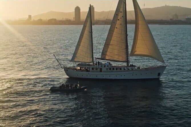1,5 Hour sunset Tour on a Historical Boat with music DJ &, drinks - What to Expect from the Itinerary