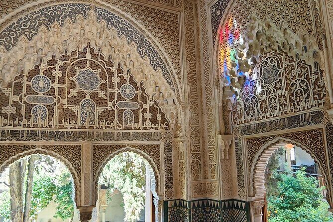 Alhambra Private Tour with Tickets to the Nasrid Palaces - What to Expect on the Tour: A Deep Dive into the Experience