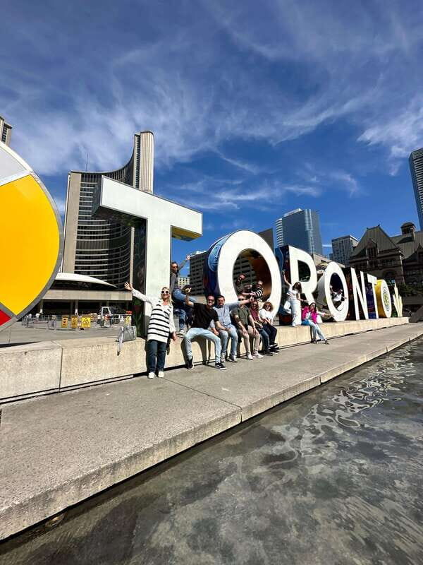 Downtown Toronto: Walking tour experience. English/Spanish - The Experience: What You Can Expect