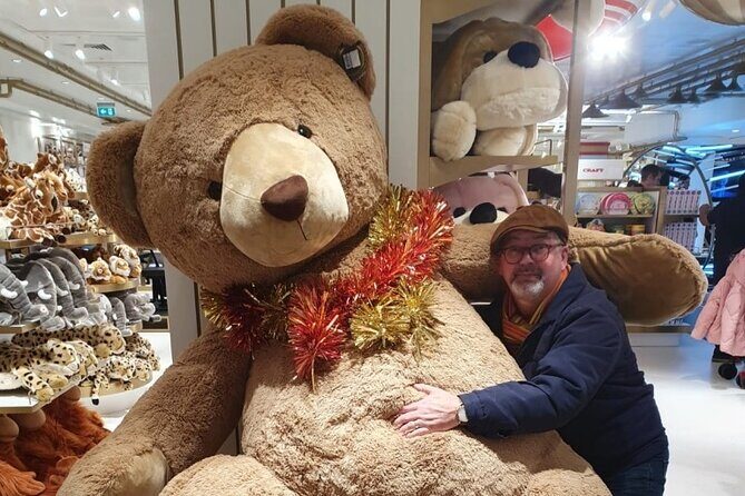 Edinburgh's Christmas Lights and festive Black Taxi Tour - The Itinerary in Detail