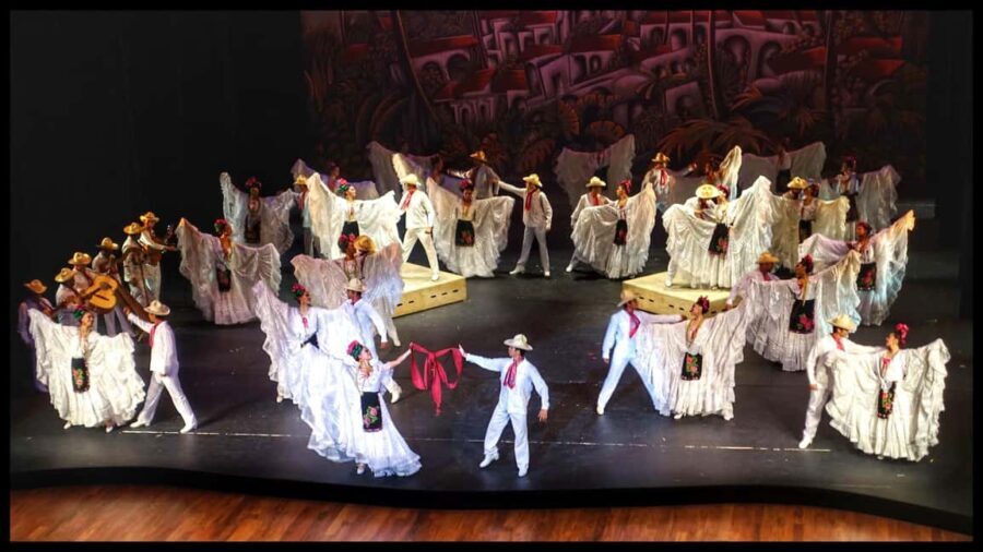 Enjoy the Folkloric Ballet at the Palacio de Bellas Artes - The Venue: Palacio de Bellas Artes