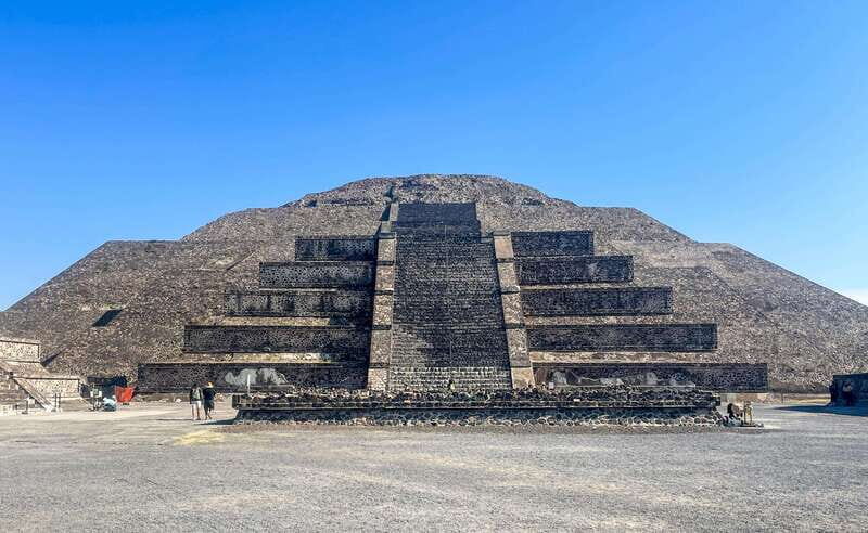 Exclusive private tour of the pyramids with a European guide in Mexico City - Discovering Teotihuacan with a Private European Guide