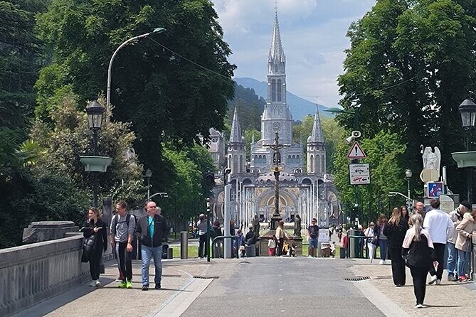 Experience Lourdes: Guided Tour & Convenient Transport - Lunch at Café Iruna: A Basque Culinary Experience