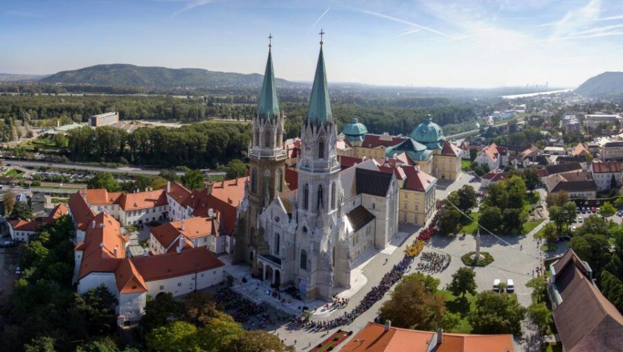 Klosterneuburg: Ticket to Klosterneuburg Abbey - Walking Through Austria’s Oldest Wine Estate