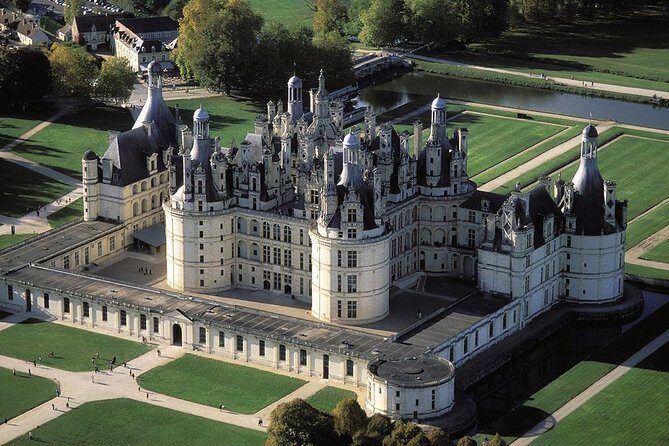 Loire Valley Castles Guided Day Trip from Paris in minivan - What Makes This Tour Stand Out?