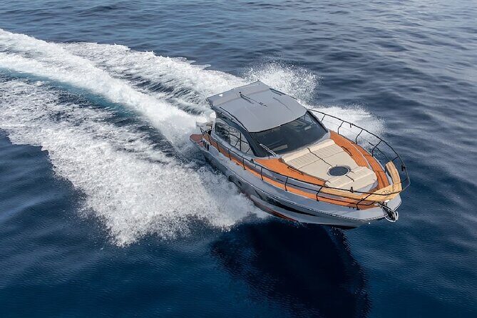 Miami: Rent a Private Yacht 4 Hours with Captain and Crew - The Experience on Board: Comfort and Entertainment