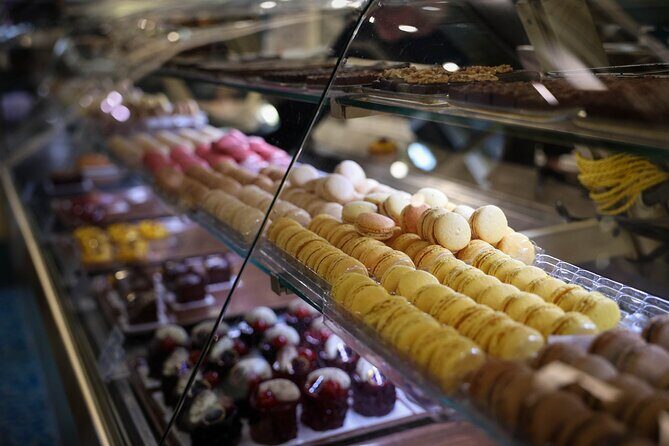 Montmartre Food Tour The Most Complete French Food Experience - Visiting the Landmarks and Neighborhoods