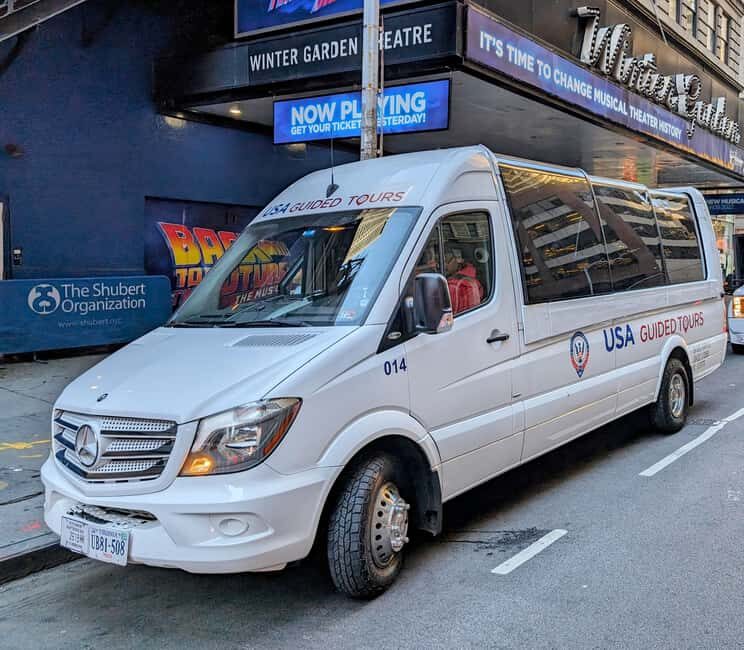 New York City: Guided Private Glass-Top Bus Tour at Night - The Guides: Knowledge and Enthusiasm