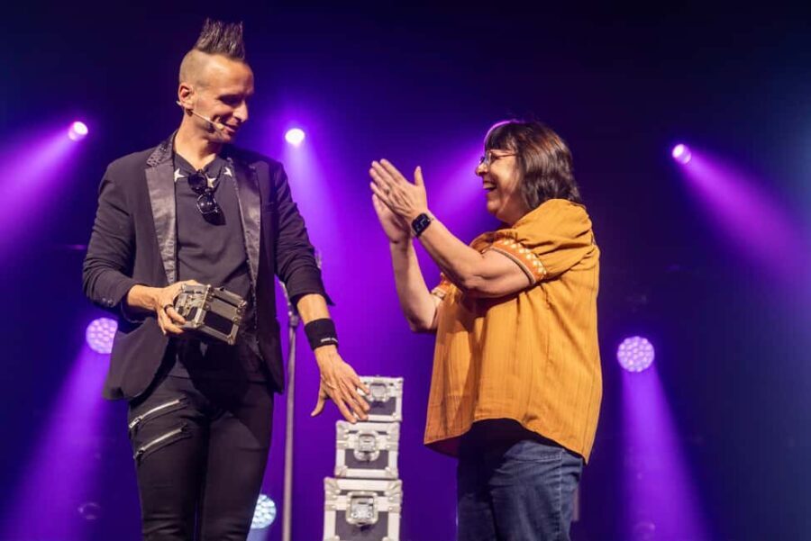 Niagara Falls, USA: Magic Theatre - Illusionist Leon Etienne - The Sum Up