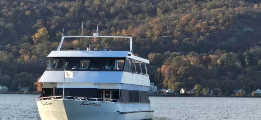 Peekskill: Hudson River Fall Foliage Brunch Cruise - The Sum Up