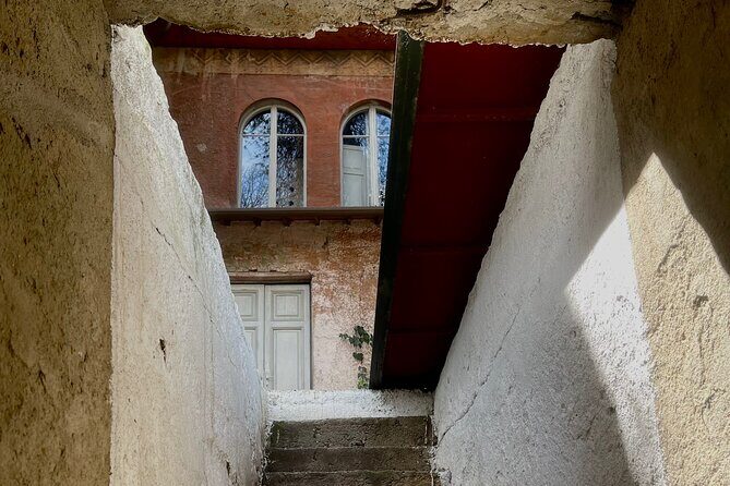 Relics of Comunism in Tiranë - The Value of the Experience