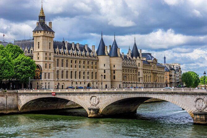 Sainte Chapelle and Conciergerie 1.5-Hour Private Guided Tour - Exploring the Conciergerie: From Royal Residence to Revolutionary Prison