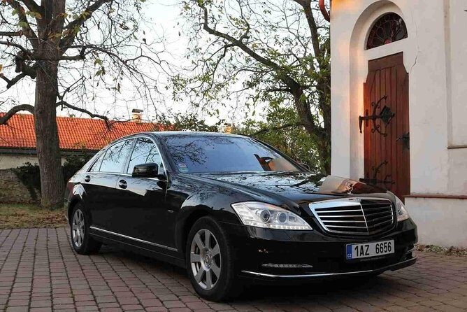 Scenic transfer from Prague to Passau with 4 hours sightseeing in Cesky Krumlov - Is this experience right for you?