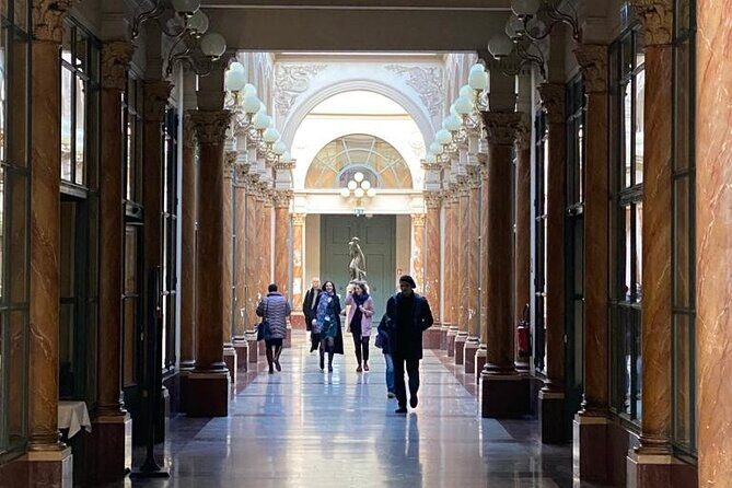 Track game in the Covered Passages of Paris - Practical Tips for Enjoying the Tour