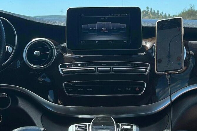 Transfer between the hotel and Lisbon airport - The Vehicle and Amenities