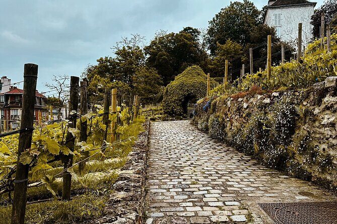 Walking Tour in Montmartre with a guide - What Travelers Say