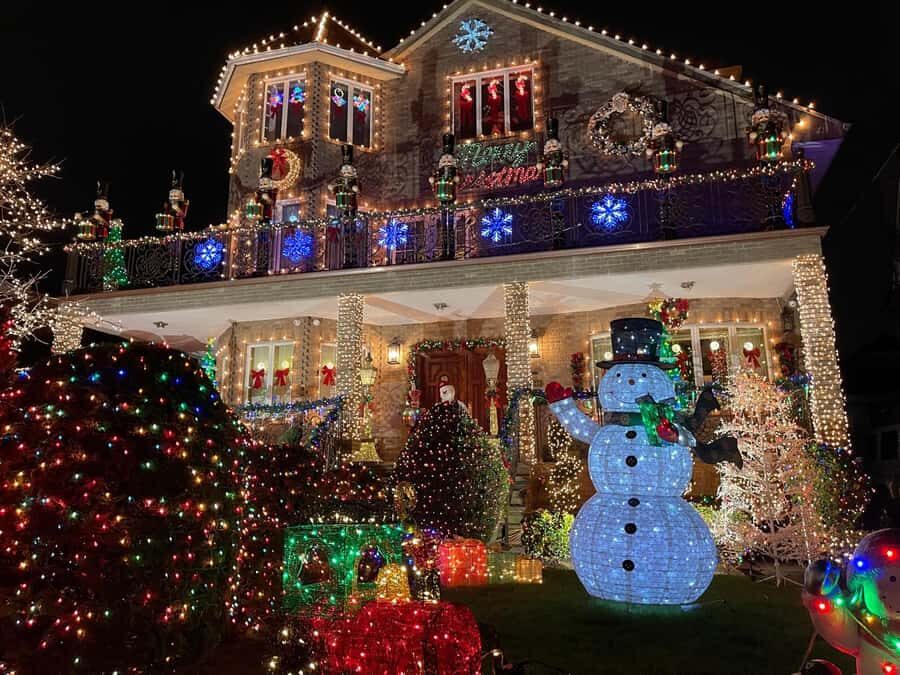 NYC: Dyker Heights Christmas Lights Tour with Guide - The Itinerary in Detail