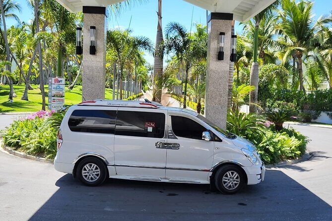 Santo Domingo Airport and Jewels Palm Beach Private Transfer - The Vehicle and Comfort