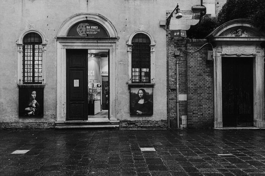 The entrance of the Da Vinci Interactive Museum in Florence on a rainy day