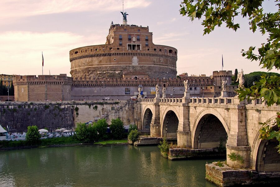Wide panoramic view of Rome and the Tiber River